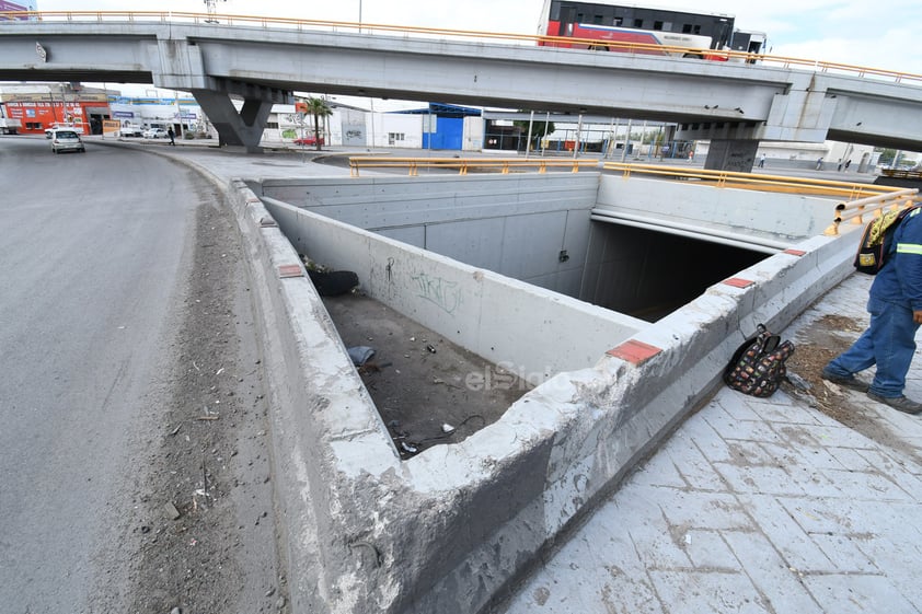 El Siglo de Torreón realizó durante esta semana un recorrido de inspección en el espacio, en el cual se verificó que se tienen los rastros de los múltiples percances viales, especialmente de quienes no toman adecuadamente la curva y terminan precipitándose hacia el vacío del desnivel que le sigue.