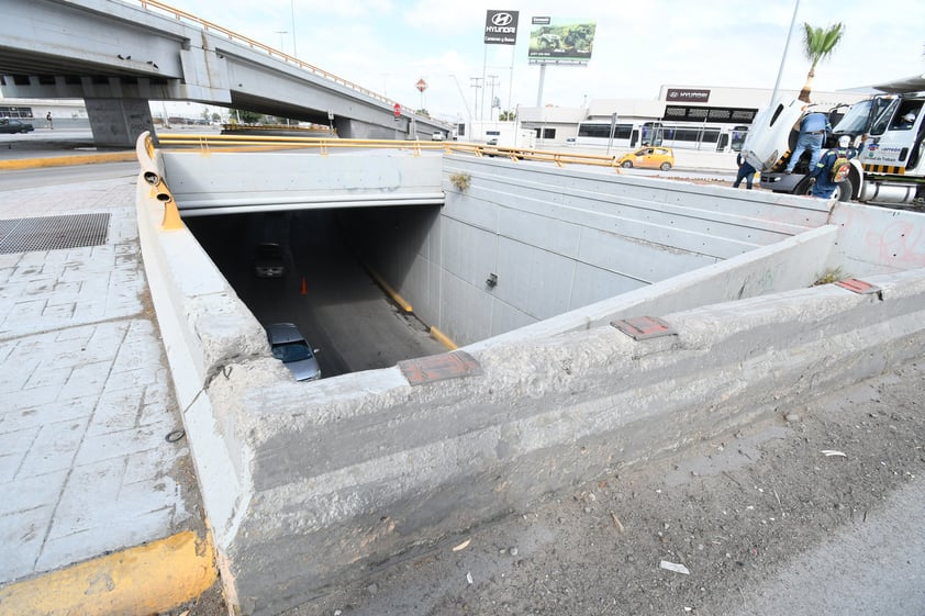 Fue el caso reciente de un hombre de 35 años, quien el pasado 5 de julio manejaba su automóvil compacto por el Periférico, al llegar al cruce con la carretera Torreón-Matamoros no pudo frenar a tiempo y cayó al paso deprimido de la zona.