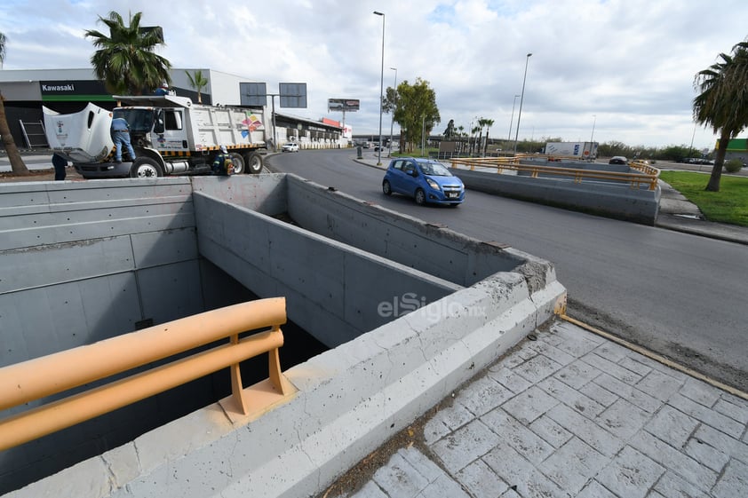 Fue el caso reciente de un hombre de 35 años, quien el pasado 5 de julio manejaba su automóvil compacto por el Periférico, al llegar al cruce con la carretera Torreón-Matamoros no pudo frenar a tiempo y cayó al paso deprimido de la zona.