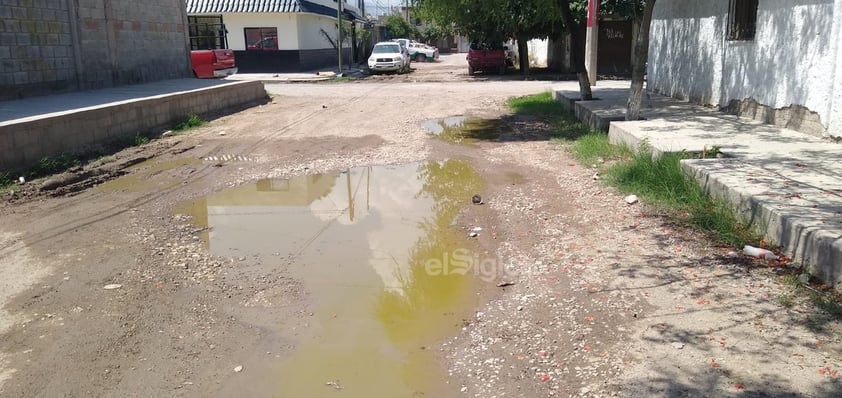 Así viven los ciudadanos. Los vecinos de la calle San Salvador y San Martín, una zona que parece un ejido pero que se encuentra a unas cuadras del primer cuadro de la ciudad está llena de aguas negras. Son al menos tres brotes de aguas negras de este tamaño los que están sobre la misma calle.