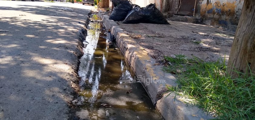 No atienden reportes. Los vecinos de Abasolo y Juárez, así como transeúntes, aseguran que es común que en estas calles siempre existan brotes de aguas negras que las autoridades del Sapal no atienden, motivo por el cual ya muchas veces incluso no lo reportan porque prácticamente nadie atiende este tipo de quejas que se realizan de forma oficial.