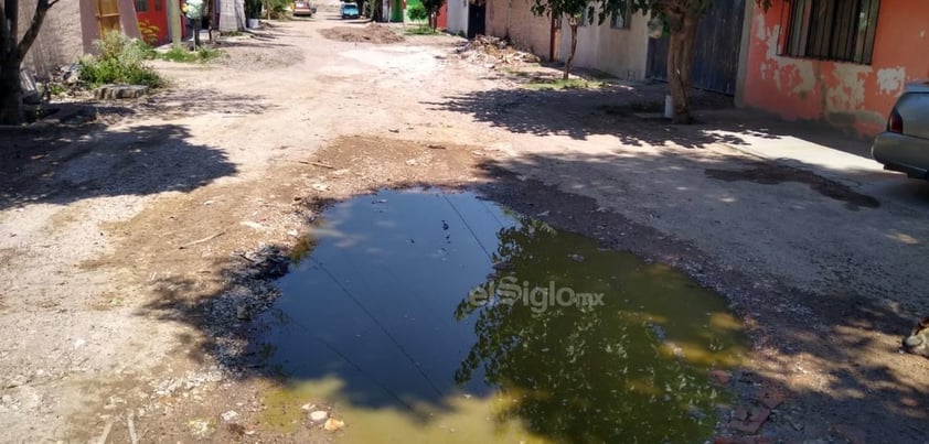 Una laguna. El cruce de Apolinar Maltos y Dátiles también se encuentra en medio de una laguna de aguas negras que es difícil evadir en plena calle.