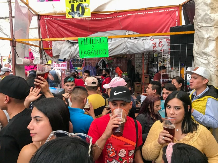 Pese a tercer ola de COVID-19, visitantes de Tepito se divierten en chelerías