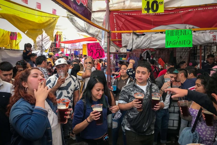 Son más de 40 personas amontonadas en una pequeña chelería que cada domingo se abarrota.