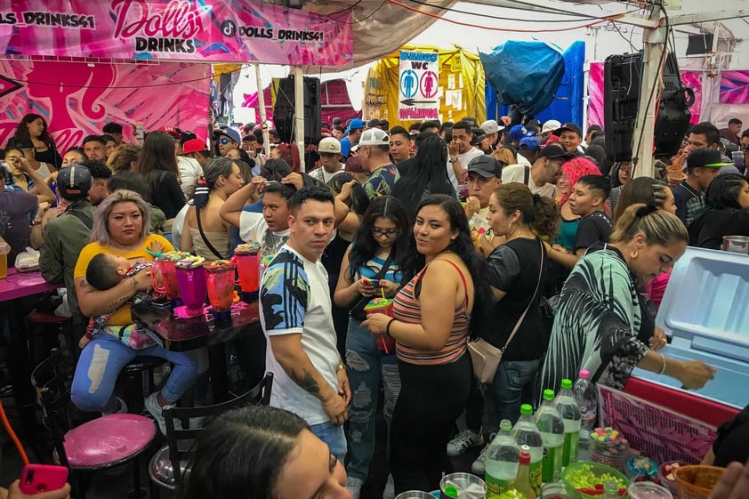 En este lugar, ubicado en la esquina de la calle Matamoros, es nula la sana distancia, el uso del cubrebocas es anecdótico, y la advertencia por parte de las autoridades sanitarias (sobre el incremento de los casos positivos entre jóvenes de entre 18 y 39 años) se olvida entre canciones de salsa, banda y reguetón.