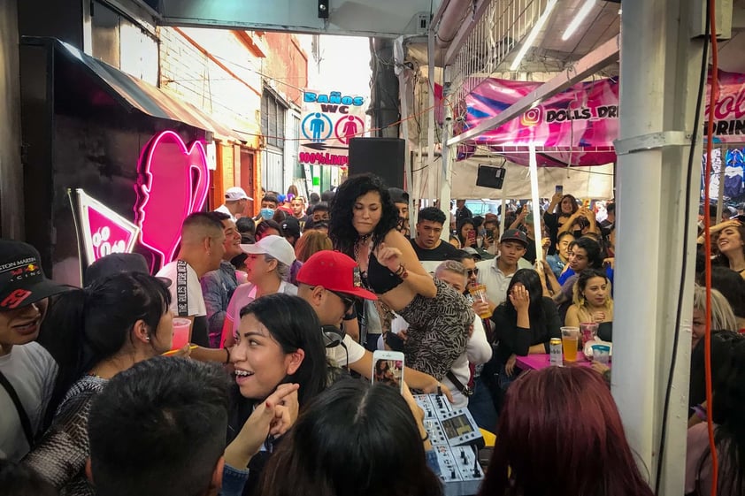 A lo largo del día, grupos de jóvenes de entre 20 y 30 años se van reuniendo en el lugar. Las mesas improvisadas sobre la calle poco a poco se llenan.