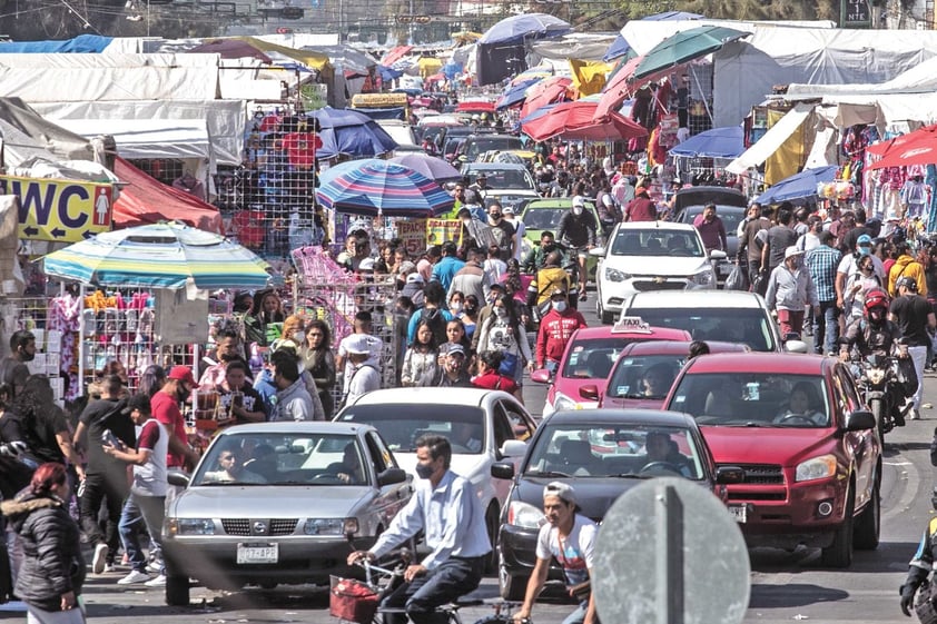 El reloj marca poco más de las 14:00 horas, y en la calle de Peralvillo, en la colonia Morelos, el ambiente está a todo lo que da. Los jóvenes brindan constantemente con las cervezas preparadas y se mueven al rito del reguetón.