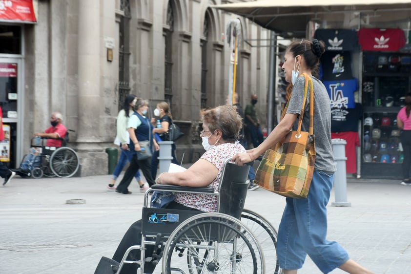 Personas sin cubre bocas en la calle