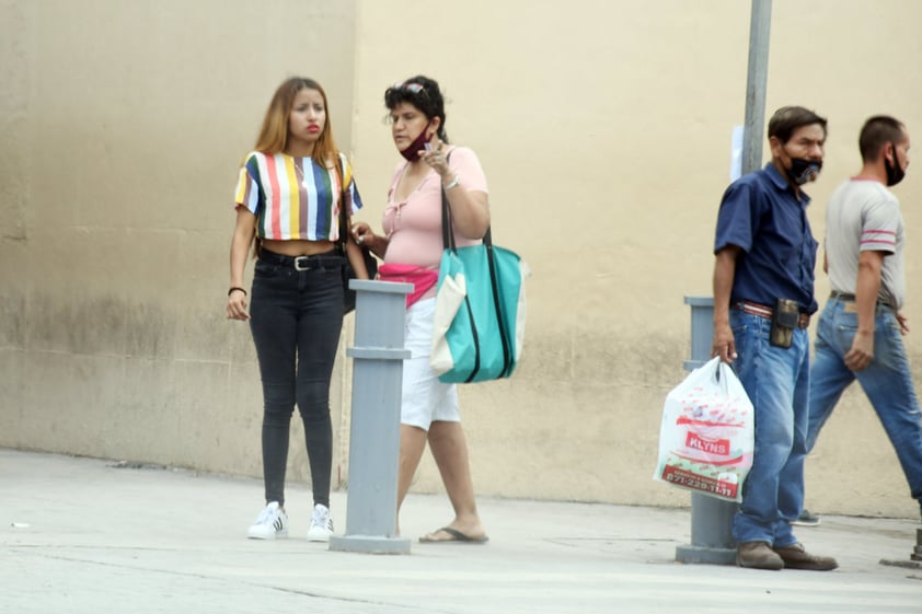 Personas sin cubre bocas en la calle