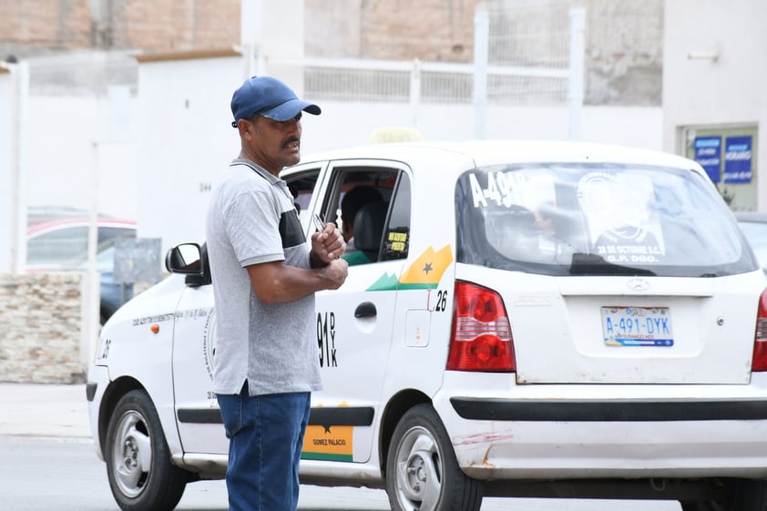 Personas sin cubre bocas en la calle