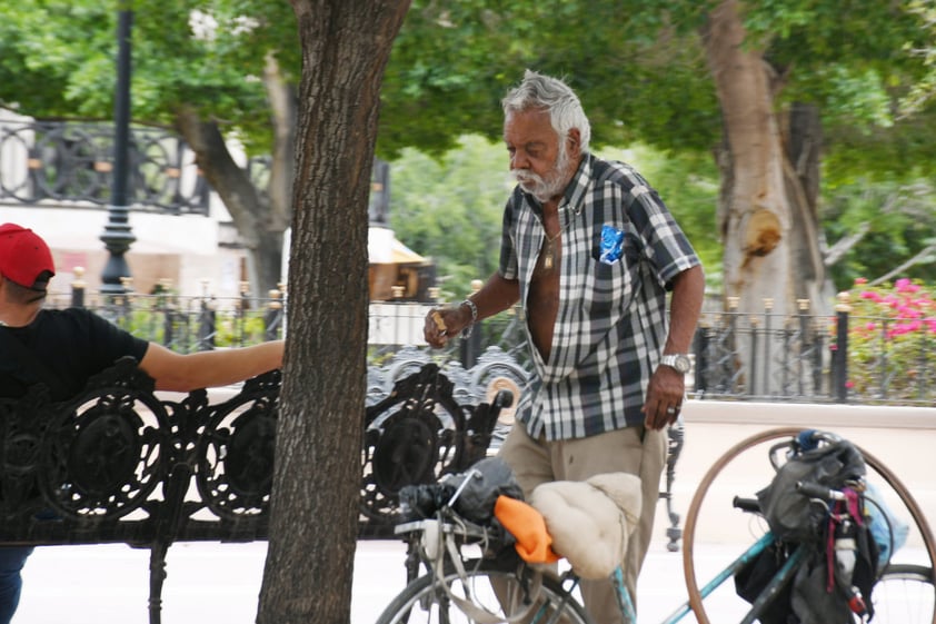 Personas sin cubre bocas en la calle