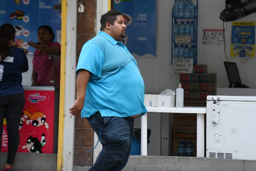 Personas sin cubre bocas en la calle