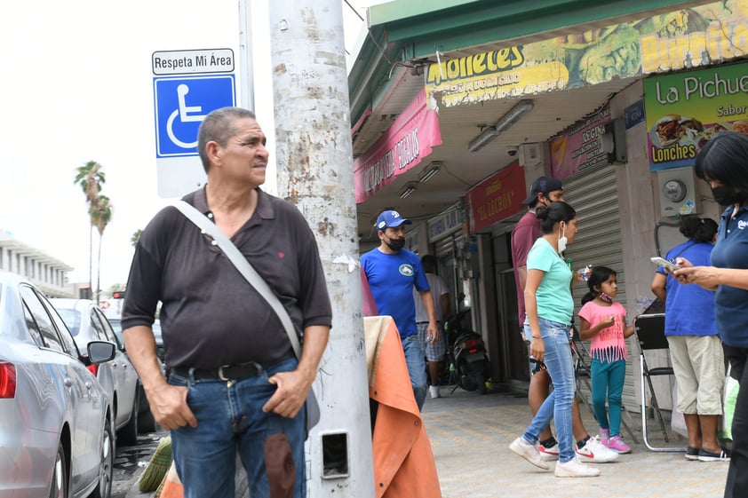 Personas sin cubre bocas en la calle