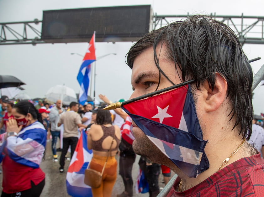 Cubanos de Miami bloquean autopista en apoyo a manifestaciones en la isla