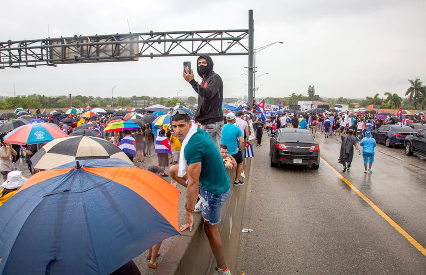 Cubanos de Miami bloquean autopista en apoyo a manifestaciones en la isla