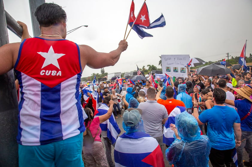 Cubanos de Miami bloquean autopista en apoyo a manifestaciones en la isla