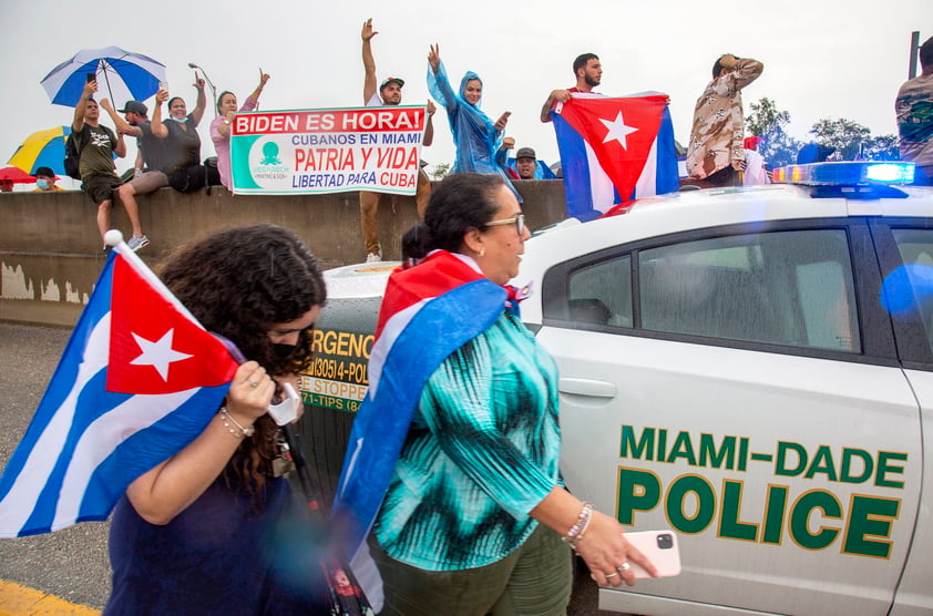 Cubanos de Miami bloquean autopista en apoyo a manifestaciones en la isla