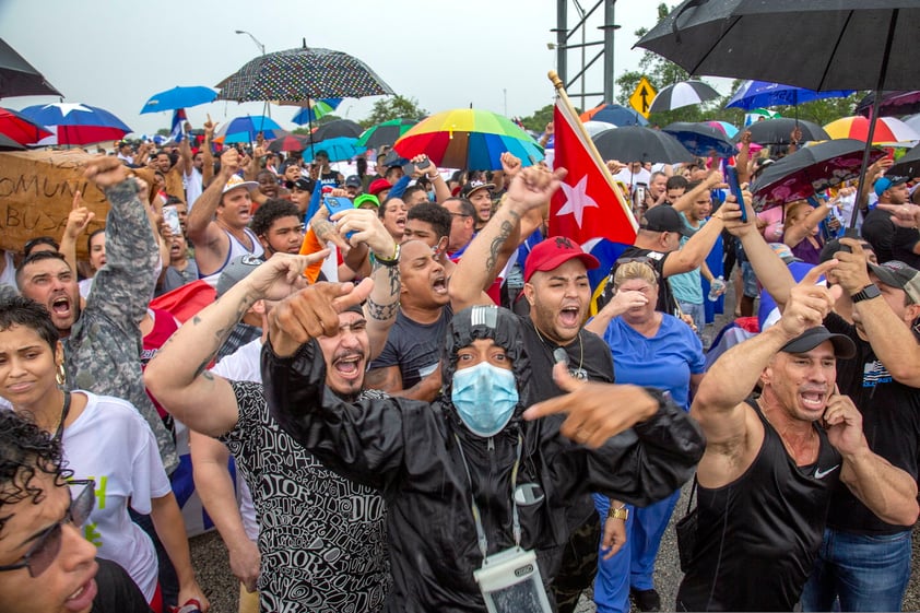 Cubanos de Miami bloquean autopista en apoyo a manifestaciones en la isla