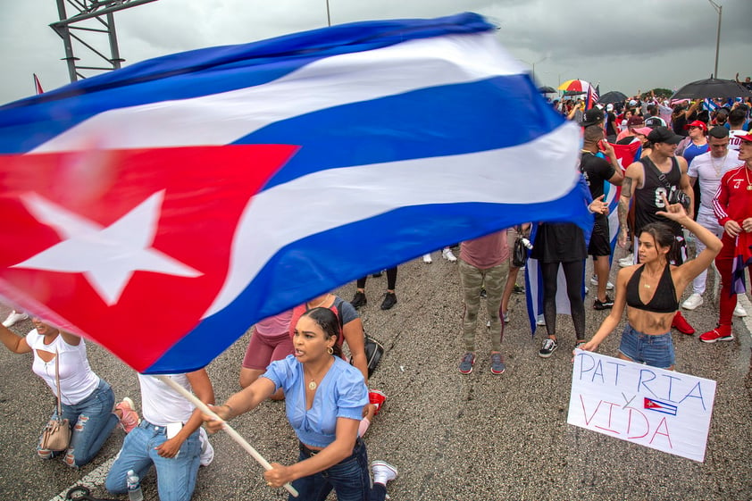 Cubanos de Miami bloquean autopista en apoyo a manifestaciones en la isla