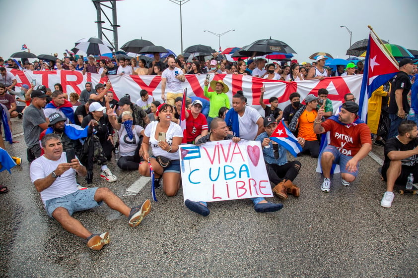 Cubanos de Miami bloquean autopista en apoyo a manifestaciones en la isla