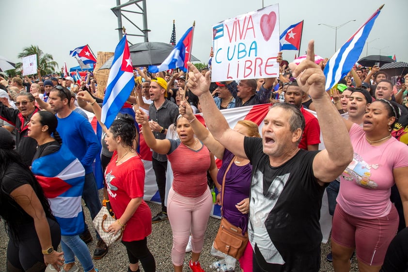 Cubanos de Miami bloquean autopista en apoyo a manifestaciones en la isla