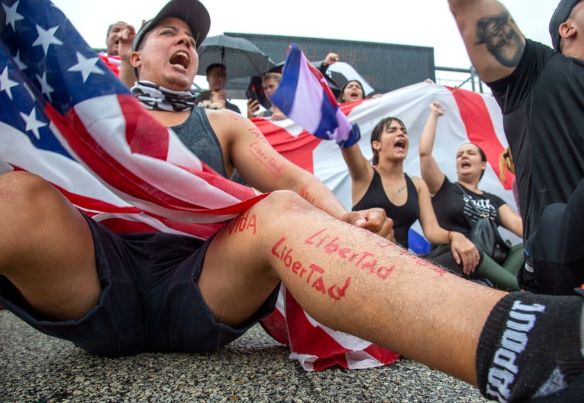 Cubanos de Miami bloquean autopista en apoyo a manifestaciones en la isla