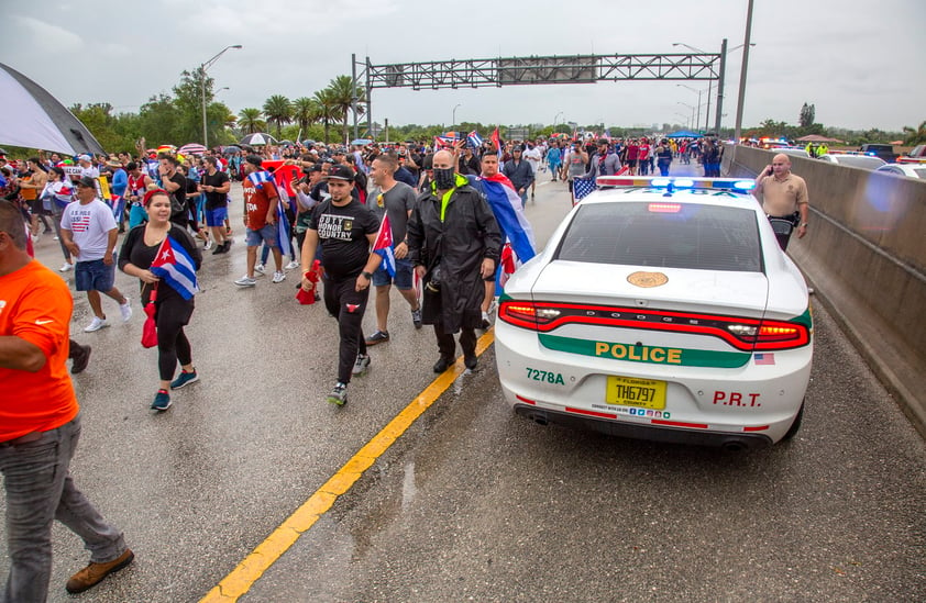 Cubanos de Miami bloquean autopista en apoyo a manifestaciones en la isla