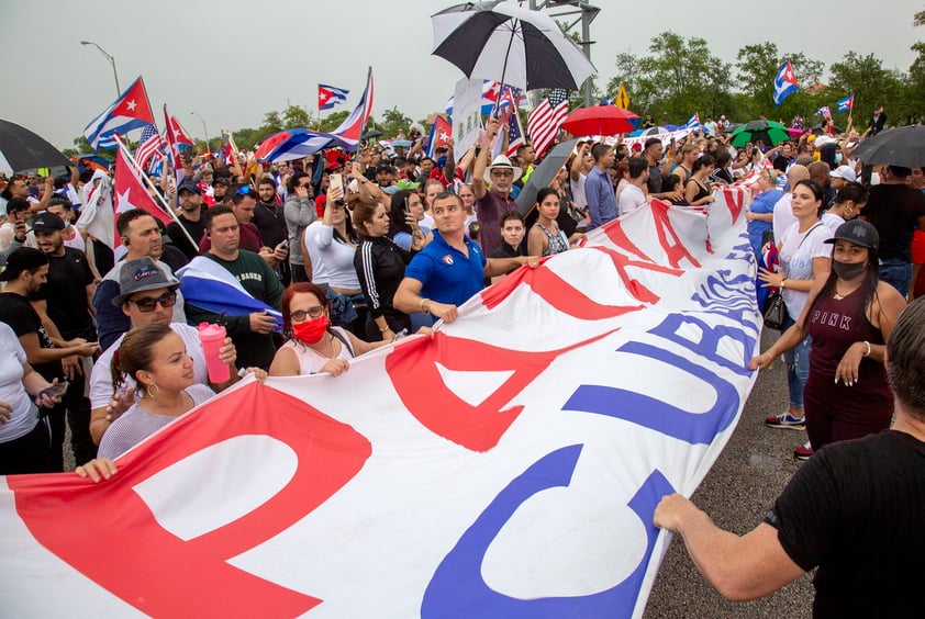 Cubanos de Miami bloquean autopista en apoyo a manifestaciones en la isla