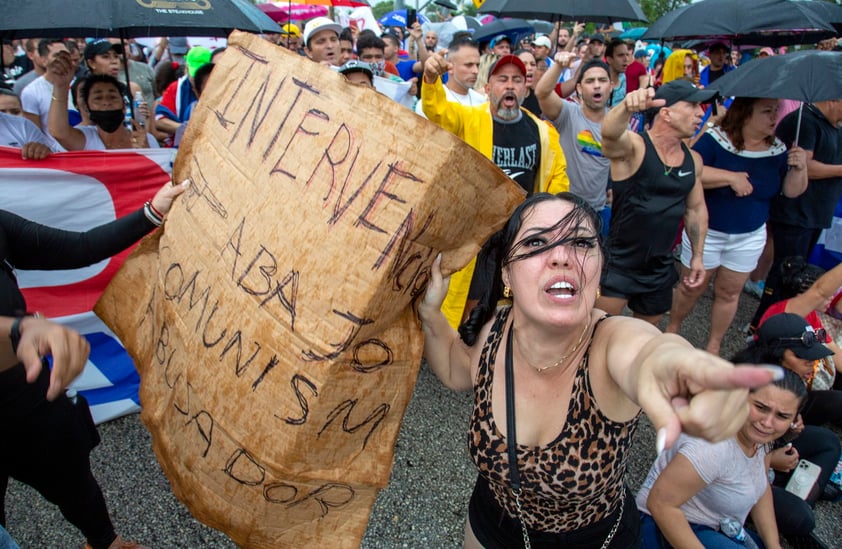 Cubanos de Miami bloquean autopista en apoyo a manifestaciones en la isla