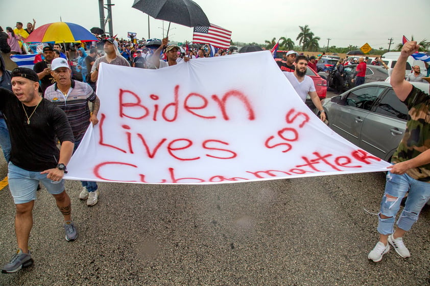 Cubanos de Miami bloquean autopista en apoyo a manifestaciones en la isla