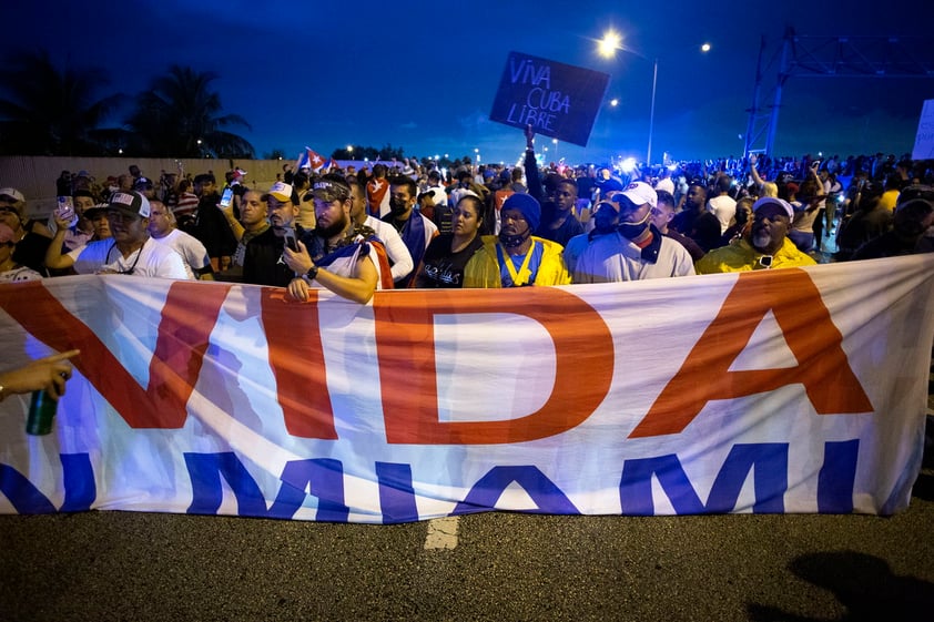 Cubanos de Miami bloquean autopista en apoyo a manifestaciones en la isla