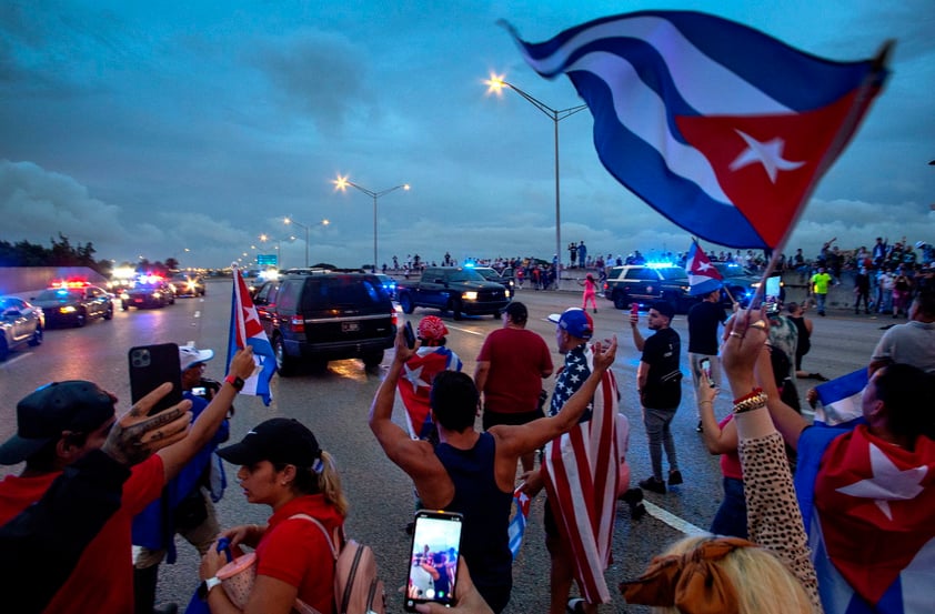 Cubanos de Miami bloquean autopista en apoyo a manifestaciones en la isla