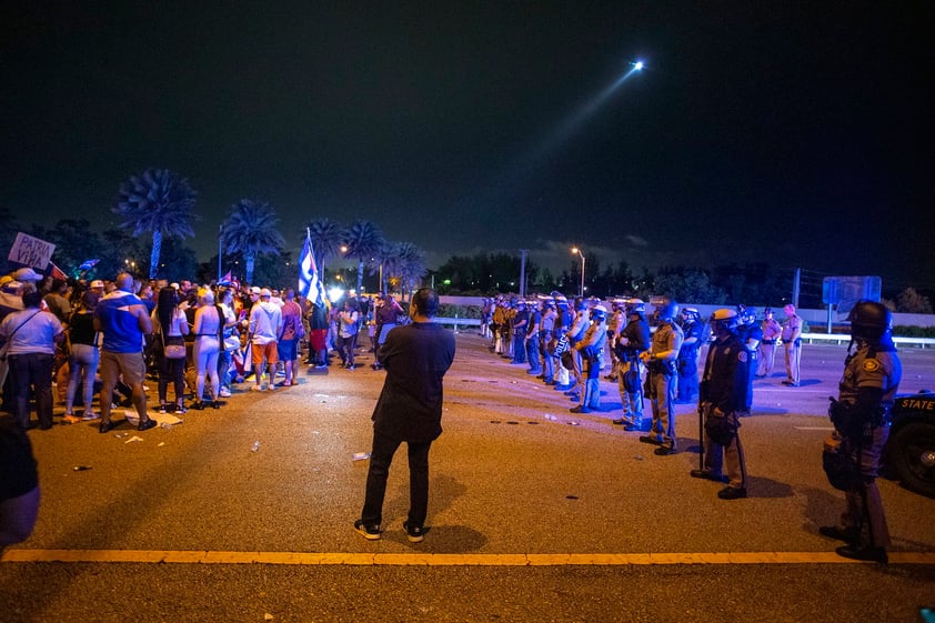 Cubanos de Miami bloquean autopista en apoyo a manifestaciones en la isla