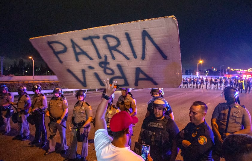 Cubanos de Miami bloquean autopista en apoyo a manifestaciones en la isla