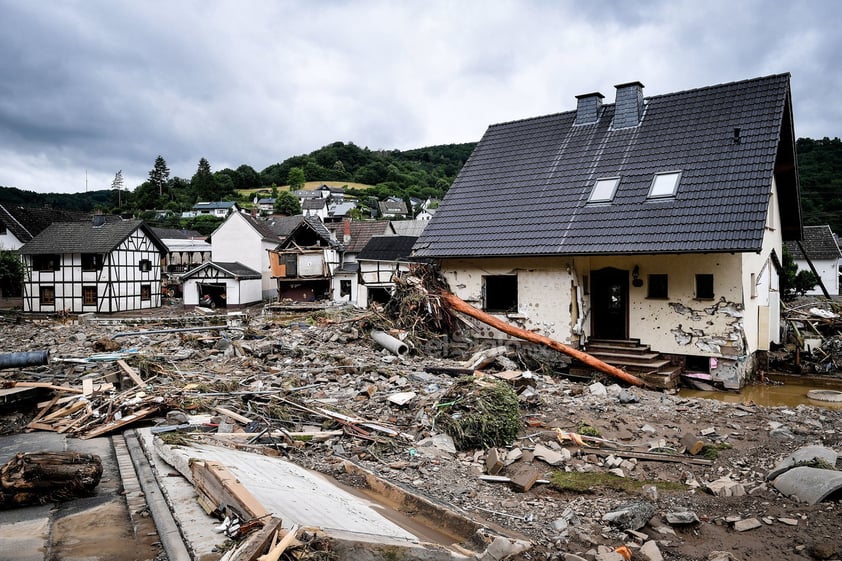 En Spa, también en la provincia de Lieja y destino turístico nacional conocido por sus aguas termales, el centro de la ciudad se encuentra totalmente inundado, al igual que Rochefort, en Namur, mientras que una decena de casas se han hundido en Pepinster.