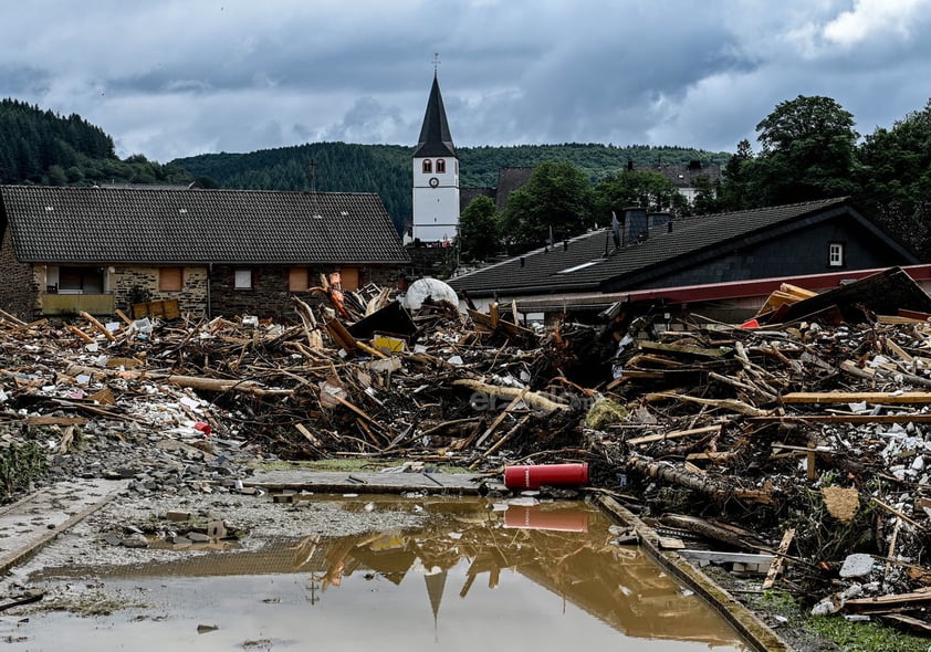 En la localidad de Verviers, una de las más afectadas por la lluvia y las crecidas de los ríos, se han encontrado cuatro cuerpos sin vida, que se suman a otros dos confirmados anteriormente en las localidades de Eupen y Aywaille, todas ellas en las proximidades de Lieja.