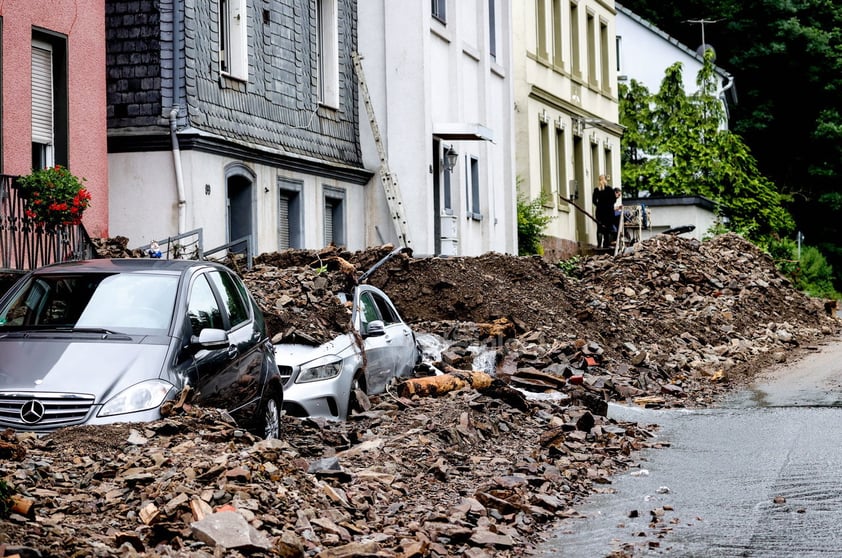 Además, el Instituto Real de Meteorología de Bélgica ha puesto en código rojo a Lieja, ciudad fuertemente perturbada por la crecida del río Mosa.