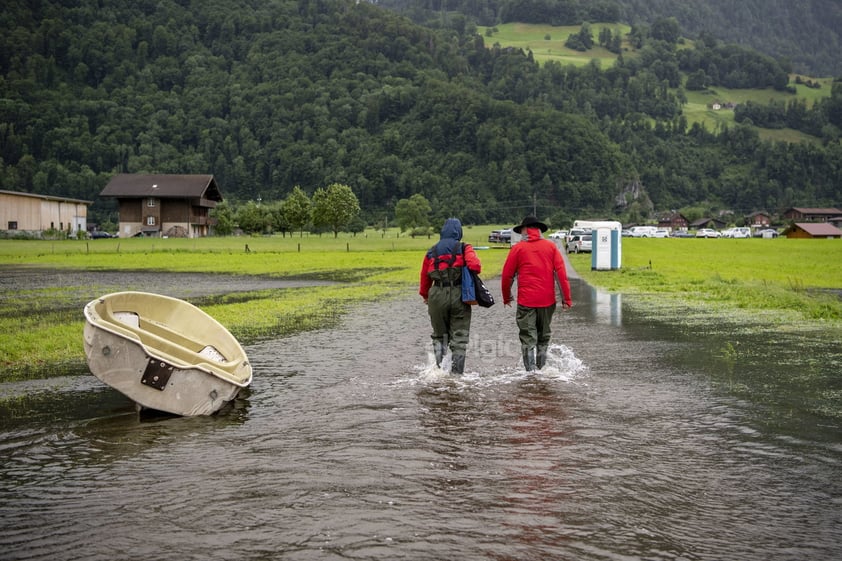 En un mensaje enviado a través de su portavoz, Steffen Seibert, la canciller Angela Merkel expresó su consternación por el dolor que las inundaciones están causando en tantas personas de esas regiones. La líder alemana se encuentra de visita oficial a Estado Unidos, previsiblemente la última que realizará a ese país antes de dejar el poder, tras las elecciones generales del próximo septiembre.