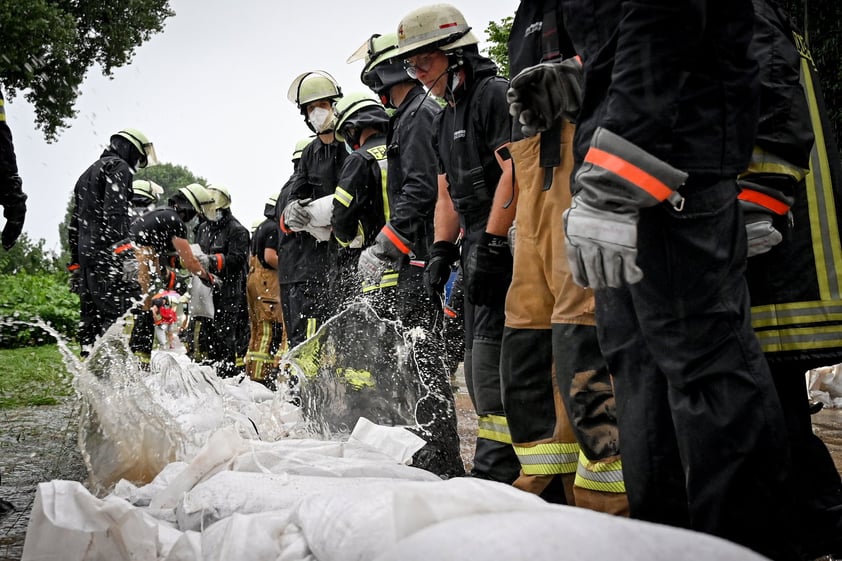 El número de víctimas mortales en el intenso temporal con tormentas e inundaciones que azota el oeste de Alemania subió a 42 , según las últimas cifras de la televisión pública ARD, mientras siguen desaparecidas decenas de personas.