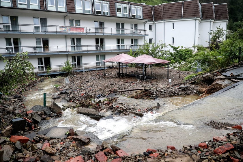 Rumanía sumo 21 muertos en junio de 1998 en unas inundaciones que afectaron especialmente a las regiones de Transilvania y Moldavia. En julio de 2005 otras 29 personas perdieron la vida tras un temporal de lluvias torrenciales en Rumanía y otras cinco en Bulgaria.