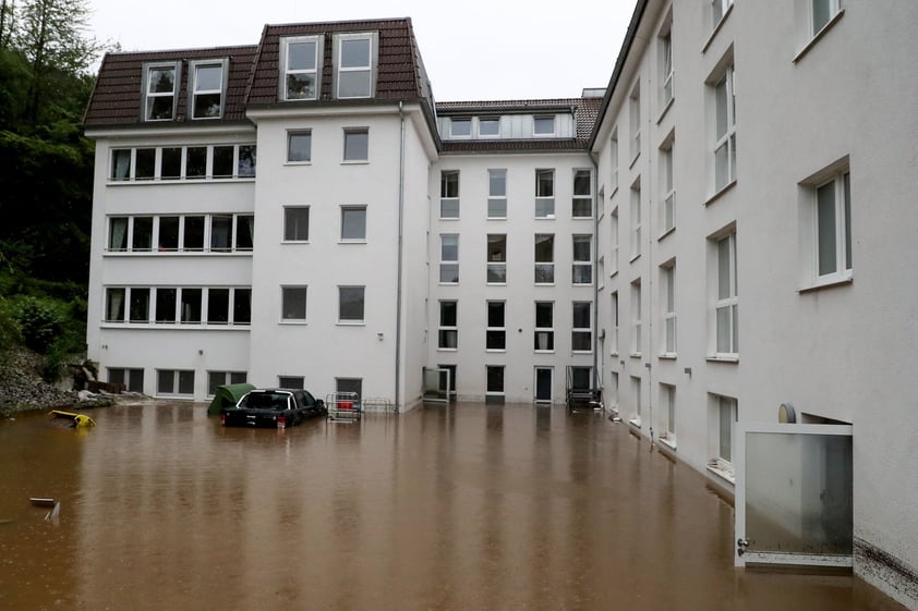 Otros países europeos han sufrido graves inundaciones en los últimos treinta años. En junio de 1998 la región italiana de la Campania contabilizó 147 muertos y decenas de desaparecidos por riadas de fango. En octubre de 2000, las riadas originadas por intensas lluvias en el Valle de Aosta, Piamonte y Liguria causaron 50 muertos.