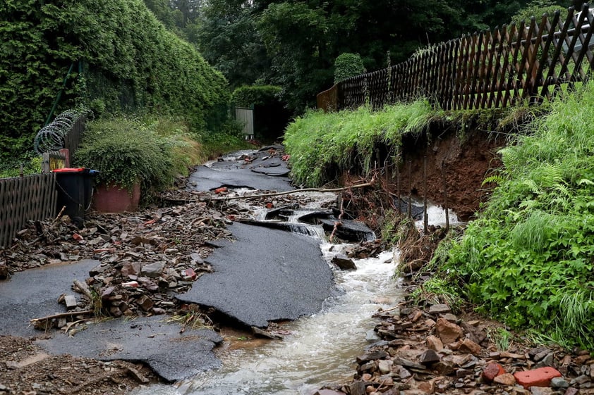 Polonia vivió un episodio similar en julio de 2001, cuando la crecida del Vístula y otros ríos anegó el sureste del país y causó 21 muertos. Entre mayo y junio de 2010 las graves inundaciones en el sur de Polonia, al desbordarse los ríos Vístula, Warta y Oder, dejaron otros 25 muertos.