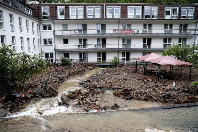 También en Rumanía, durante el verano 2005, más de 80 personas murieron en inundaciones causadas por dos temporales, el primero en agosto, que dejó 32 fallecidos solo en el distrito de Harghita, y el segundo en septiembre.