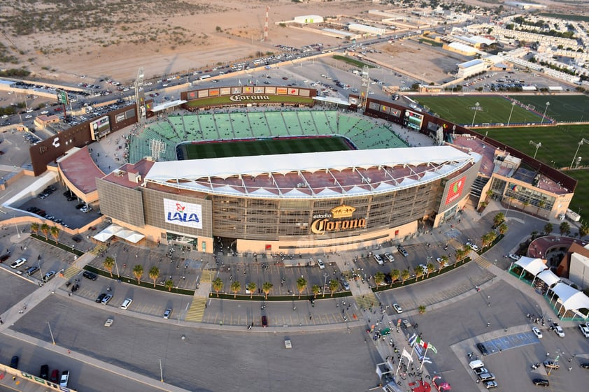 Territorio Santos Modelo. Además de los partidos de local del Santos Laguna, el estadio de futbol tiene un recorrido disponible de martes a domingo en horarios de 11:00 y 12:00 horas, las reservaciones se hacen en línea antes de las 20:00 horas del día anterior en la página web clubsantos.boletea.com.mx. La entrada general tiene un costo de 100 pesos, acceso a niños mayores de 12 años.