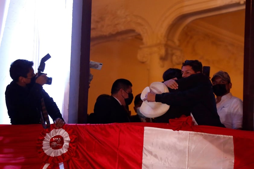 Tribunal Electoral declara a Pedro Castillo como presidente electo de Perú