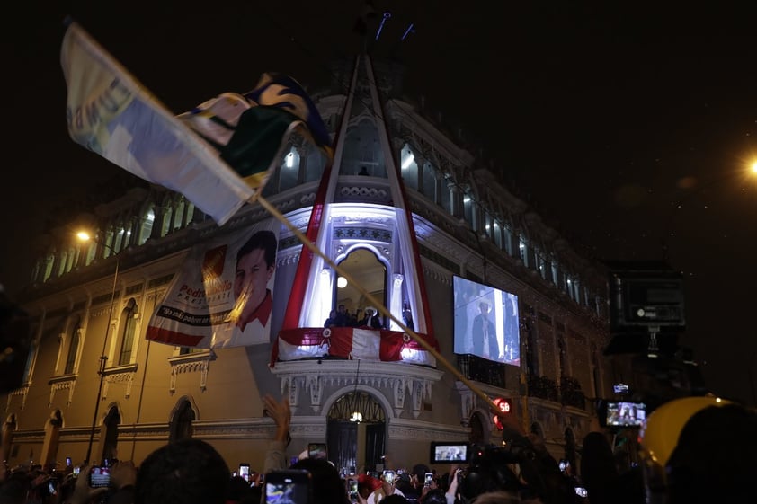 Tribunal Electoral declara a Pedro Castillo como presidente electo de Perú