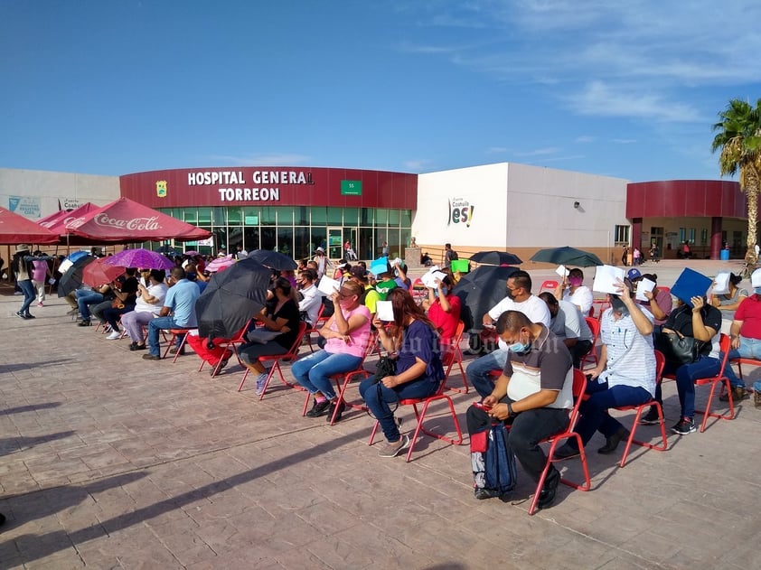 La gran mayoría acudió sin sombrilla y sin agua embotellada para hidratarse además de que a su ingreso, esperaban sentados en sillas bajo el sol pues no se colocaron toldos en esa área.