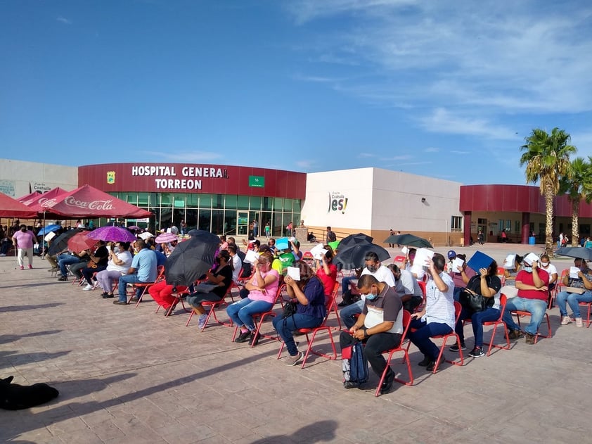 Las únicas cubiertas de lona que se colocaron para dar sombra fue en la zona donde el personal de salud aplica el biológico a este sector de la población que atendió la convocatoria en modalidad peatonal.