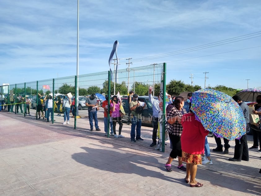 Algunos se protegieron de los rayos del sol con los mismos documentos que les solicitó Bienestar Social para la segunda dosis y otros más, movían aire con carpetas.