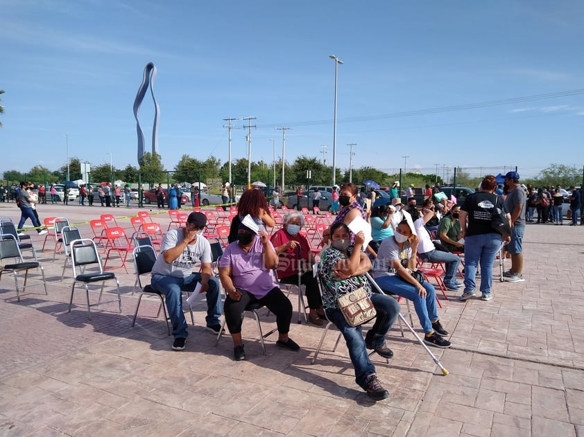 'Si está fuertecito (el sol) y pues estamos viendo que no tienen toldos ahora, la primera vez si tenían toldos y nos cubría muy bien pero pues hoy no' dijo la señora Verónica Castro, que llevaba más de media hora formada en la fila. Ella pagó taxi para trasladarse desde la colonia Loma Real II hasta este punto de vacunación.